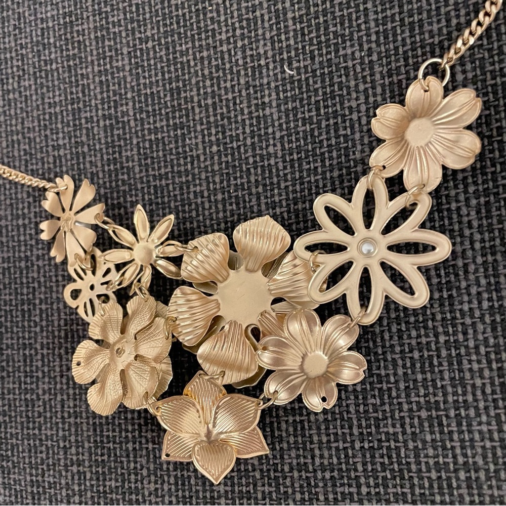 Brand new Retro Bib metal brushed gold tone Floral pearl necklace - Picture 7 of 10